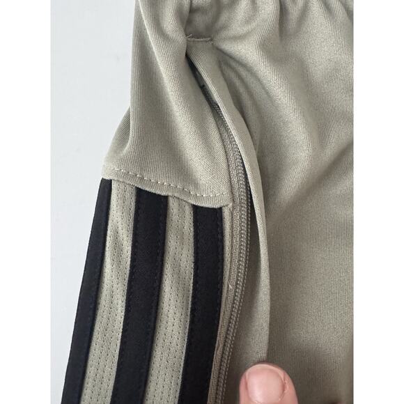 Adidas Mens Shorts Athletic Sportswear ZIPPERED Pockets Size Large Athleisure - Picture 4 of 10